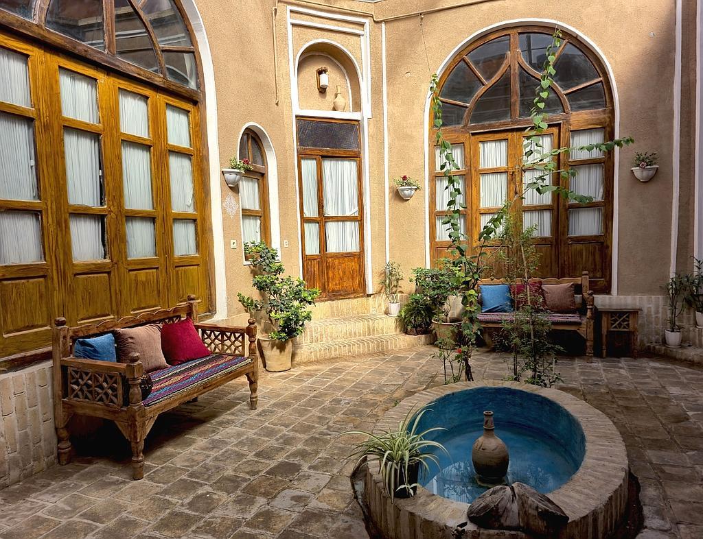 اجاره ویلا سنتی 4خوابه ماهکده در یزد