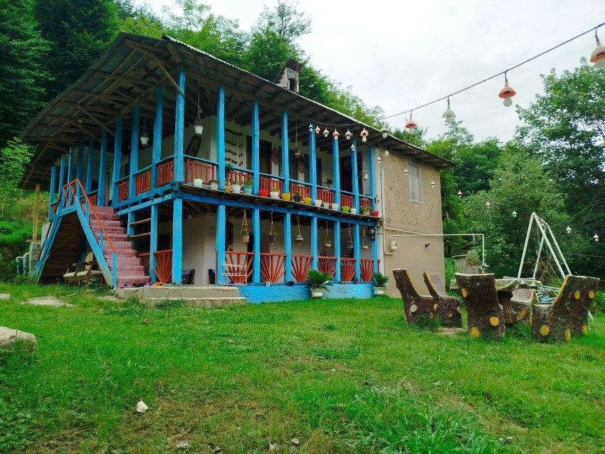 اقامتگاه جنگلی نگارخاتون با ویو کوه و رودخانه