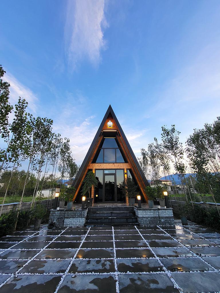 ویلای لاکچری سوئیسی آس همراه با جکوزی