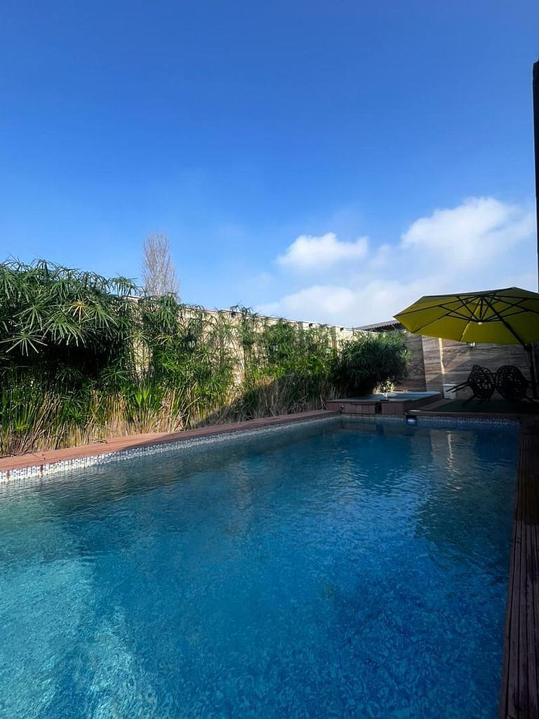 ویلای ساحلی با استخر آب گرم و جکوزی