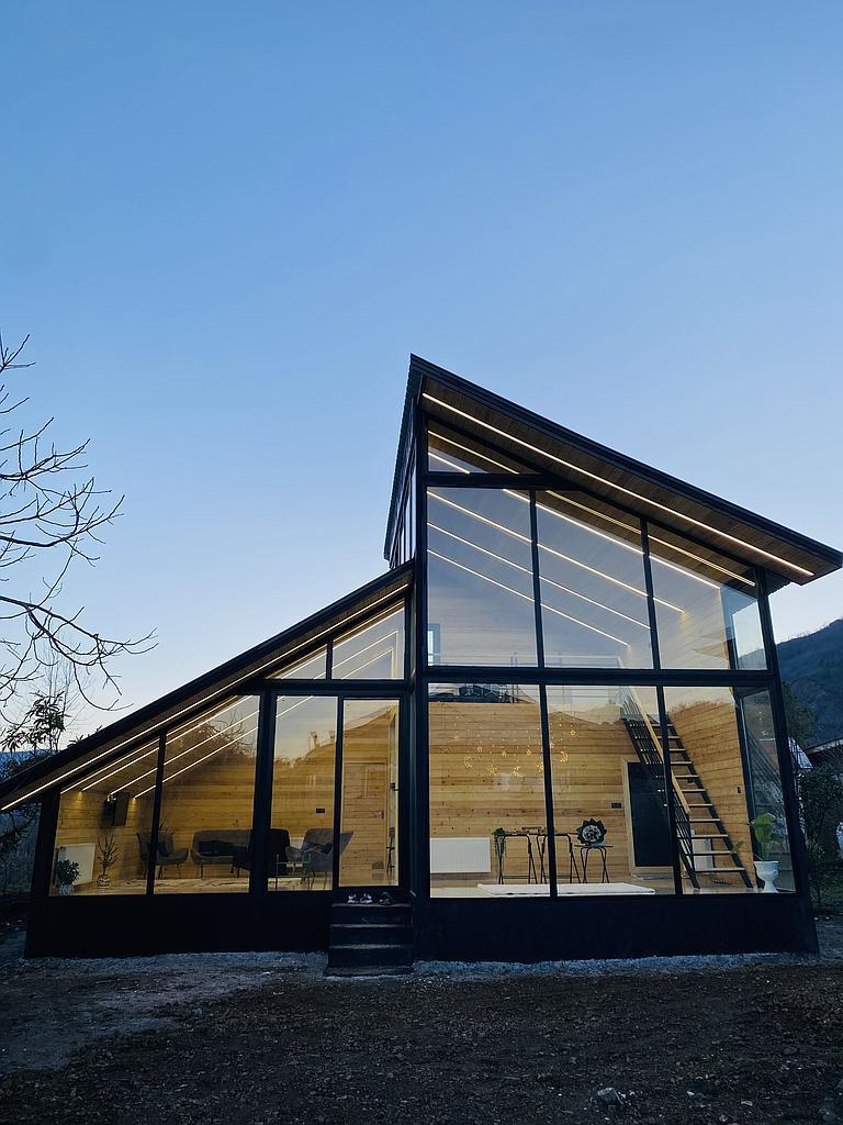 کلبه تک خوابه مدرن شیشه ای افرا