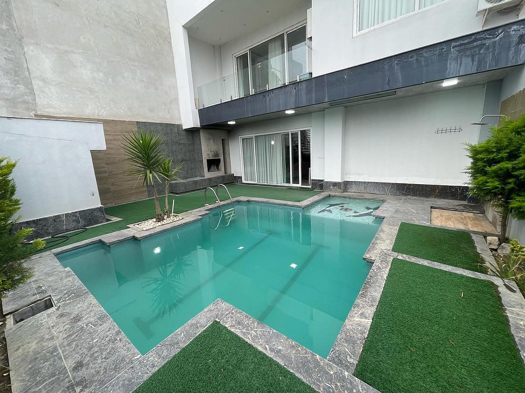 ویلایی مدرن استخر روباز فانوس ۱