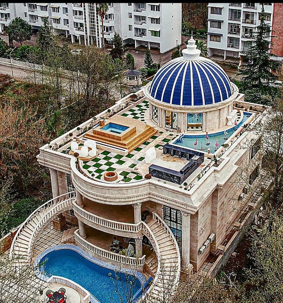 عمارت فوق لوکس با استخر چهار فصل