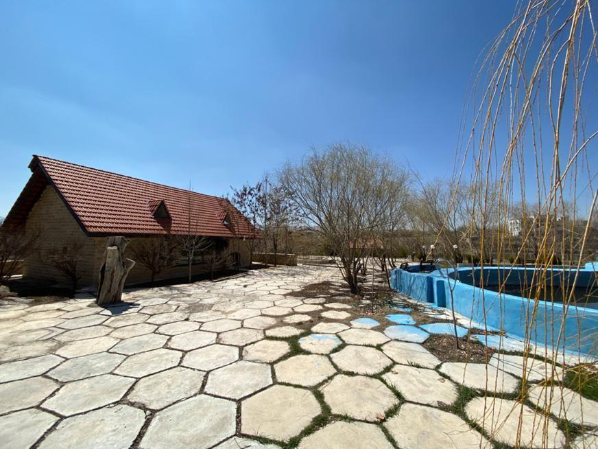 کلبه فرانسوی بهار خواب برکه